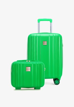Dwie jasne zielone walizki o strukturze, jedna duża z czterema kółkami i teleskopową rączką, druga mniejsza, twarda z zamkiem błyskawicznym.