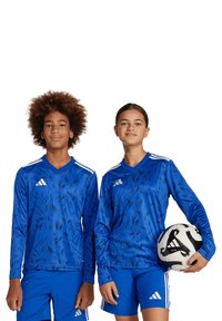 Blauwe lange mouwen voetbalshirts met abstracte zwarte patronen, voorzien van witte drie-stripes accenten, in combinatie met bijpassende korte broeken. Voetbal inbegrepen.