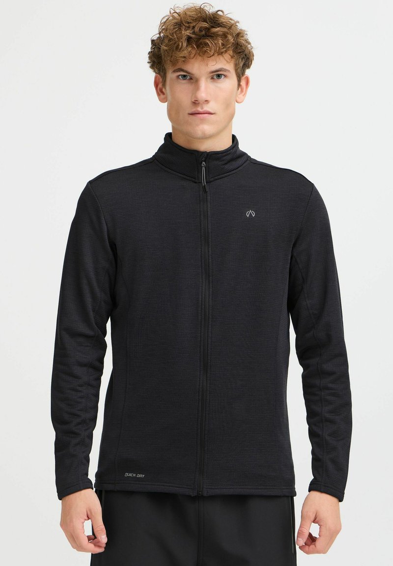 Giacca nera con zip realizzata in tessuto testurizzato. Caratterizzata da un colletto alto, maniche lunghe e un logo vicino alla zip. Materiale ad asciugatura rapida.