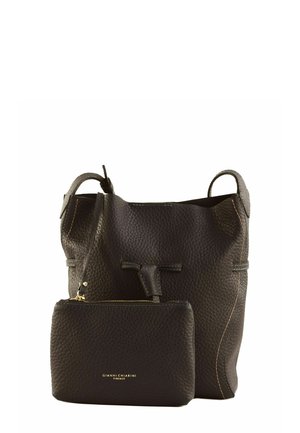 Sac seau en cuir noir texturé avec pochette zippée dorée à l'avant, tous deux avec des poignées simples et un marquage minimal en lettres dorées.
