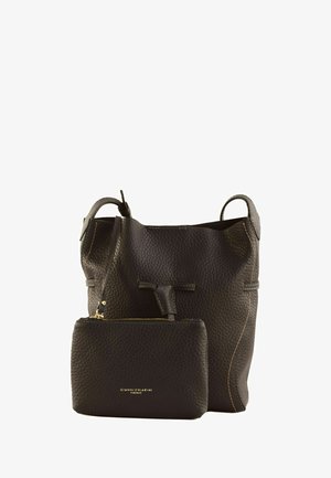 Sac seau en cuir noir texturé avec pochette zippée dorée à l'avant, tous deux avec des poignées simples et un marquage minimal en lettres dorées.