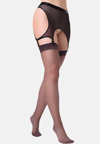 Czarny przezroczysty pas do pończoch z regulowanymi paskami i gładkim satynowym wykończeniem, w połączeniu z pasującymi przezroczystymi pończochami, tworząc efekt warstwowy.