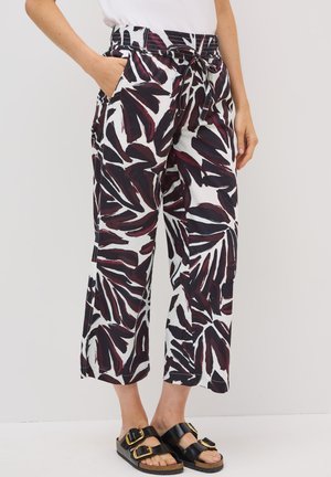 Pantaloni a gamba larga in tessuto bianco con un audace motivo a foglie multicolore in bordeaux e nero. Include tasche laterali e vita con cordoncino.