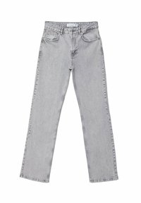 Vaqueros de mezclilla gris claro con corte recto, diseño de cinco bolsillos y costuras visibles. Incluyen un cierre de cremallera y botón en la cintura.