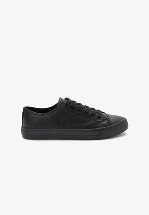 Czarne skórzane sneakersy o gładkiej fakturze, z wiązaniem, zaokrąglonym noskiem i gumową podeszwą. Posiadają przeszycie wzdłuż krawędzi podeszwy.