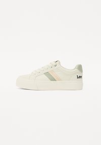 Zapatillas de lona en color blanco roto, con rayas acentuadas en verde y durazno, punta redonda, cierre con cordones y "Lee" bordado en el talón.