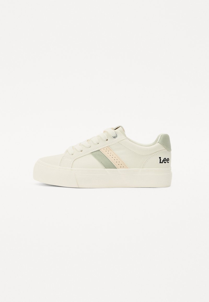 Zapatillas de lona en color blanco roto, con rayas acentuadas en verde y durazno, punta redonda, cierre con cordones y "Lee" bordado en el talón.