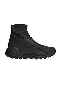 Bottes de cheville imperméables noires avec une finition texturée, fermeture éclair et semelle courbée. Présente le logo TERREX et un design à trois bandes.