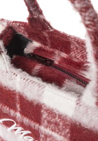 Rote und weiß karierte Stofftasche mit flauschiger Textur, ausgestattet mit einem Reißverschlussfach und einem markenprägten Reißverschlussanhänger innen.