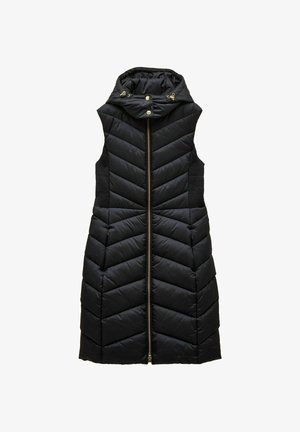 Sort ærmeløs quilted lang vest med frontlynlås, høj krave, trykknaplukning og elastiske sidepaneler til justering af pasformen.