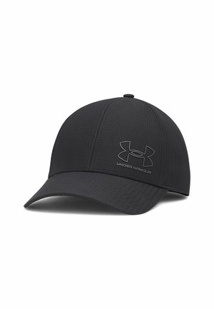 Zwarte Under Armour baseballpet met gebogen klep en logo op het voorpaneel, afgebeeld tegen een witte achtergrond.