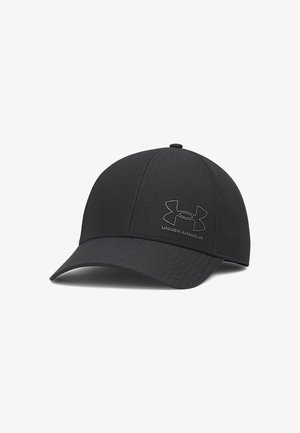 Zwarte Under Armour baseballpet met gebogen klep en logo op het voorpaneel, afgebeeld tegen een witte achtergrond.