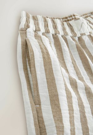 Pantaloni din material texturat, cu dungi în nuanțe de bej deschis și alb, prevăzuți cu talie elastică și buzunare laterale.