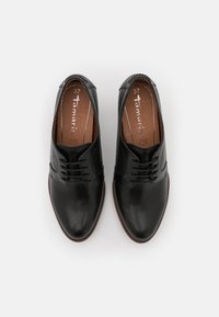 Paire de chaussures habillées noires en cuir à lacets, taille 37, avec semelles intérieures marron et bouts arrondis, vues de dessus sur un fond blanc.