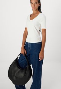 Calvin Klein Jeans V NECK TEE - Osnovna majica kratkih rukava - bright white
