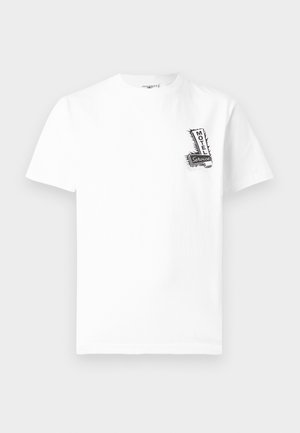 Tricou alb cu mânecă scurtă și guler rotund, cu o mică grafică alb-negru „Motel Service” pe pieptul stâng.