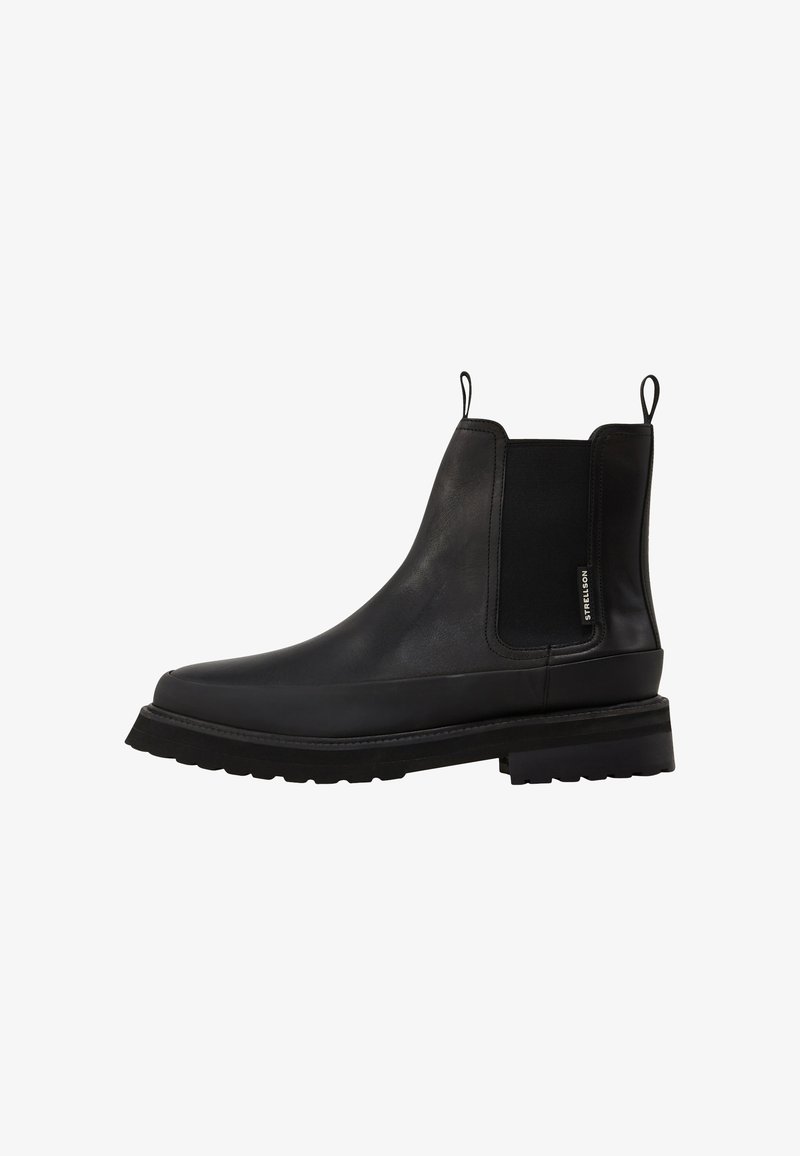 Schwarze Lederstiefeletten mit elastischen Seiteneinsätzen, Zuglaschen, einem gestapelten Absatz und einer strukturierten Gummisohle. Mit minimaler Markenkennzeichnung an der Seite.