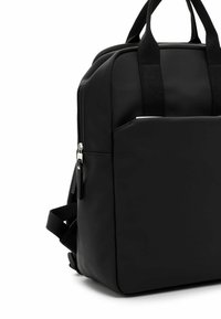 Melns taisnstūra formas rāvējslēdzēja mugursoma ar priekšējo kabatu, divām augšpusē piekariņām, regulējamām plecu siksnām un sudrabainu rāvējslēdzēju sānos.