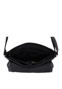 Černá kožená messenger taška s zipovým otvorem, několika vnitřními kapsami a nastavitelným ramenním popruhem. Hladký povrch a minimalistický design.