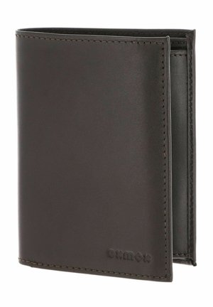 Portefeuille bifold en cuir marron foncé avec coutures visibles et nom de marque embossé dans le coin inférieur droit.