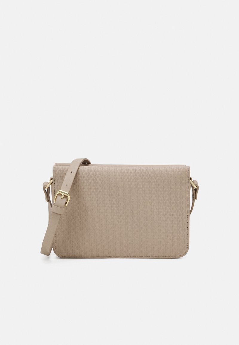 Bolso bandolera sintético beige con textura, con solapa, correa ajustable y herrajes de tono dorado, de forma rectangular.