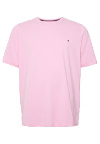 Camiseta de algodón rosa con manga corta, escote redondo y detalle de logo en el lado izquierdo del pecho. Textura suave, ajuste casual.