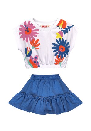 Biały krótki top z kolorowymi dużymi kwiatowymi nadrukami w połączeniu z niebieską spódniczką z falbankami, zaprojektowany dla dziewczynki w wieku 4 lat.
