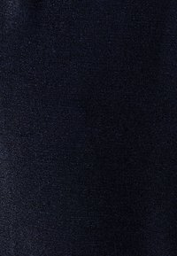 Tamsiai mėlyna tampri medžiaga su lygiu paviršiumi, pasižyminti subtiliu blizgesiu ir smulkia, tolygia pynimu. Nėra matomų aiškių raštų ar akcentų.