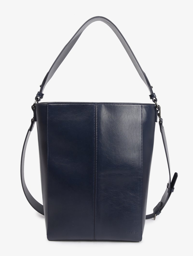 Sac à épaule en cuir bleu sombre avec bandoulière réglable et design minimaliste, texture lisse et détails de couture subtils.