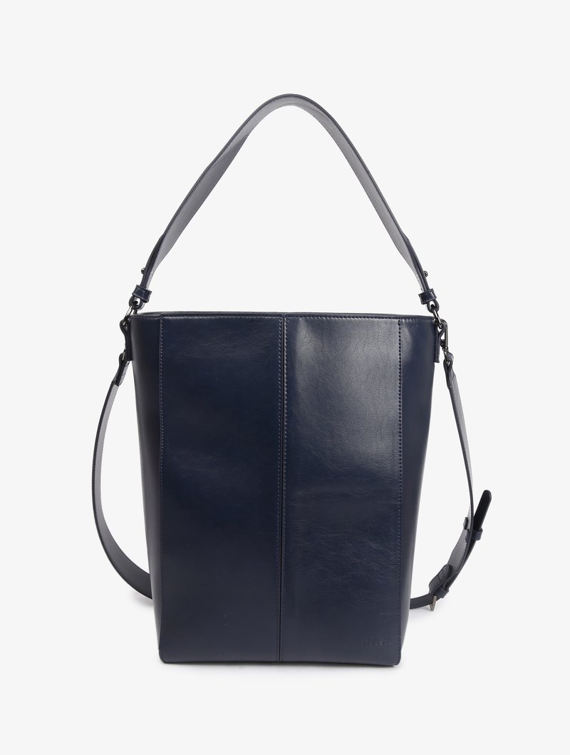 Sac à épaule en cuir bleu sombre avec bandoulière réglable et design minimaliste, texture lisse et détails de couture subtils.