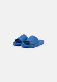 Calvin Klein POOL SLIDE  - Strandpapucsok és -szandálok - delta blue