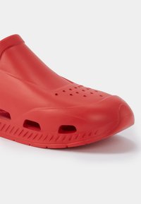 BOSS TITANIUM UNISEX - Mulas - bright red