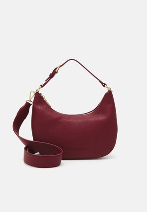 Piccola borsa a mano in pelle bordeaux strutturata con manico superiore, tracolla ampia staccabile e chiusura con cerniera dorata.
