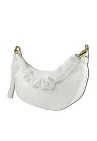 Witte leren handtas met een geplooid ontwerp langs de bovenrand, gouden details en een afgeronde vorm. Ritssluiting en afneembare riem.