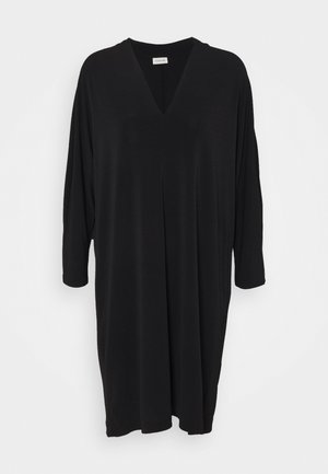 Robe noire ample à manches longues avec encolure en V et un ourlet mi-long, présentée sur un fond blanc uni.