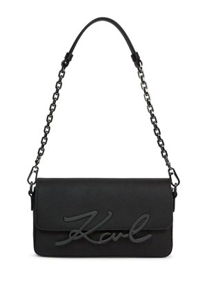 Čierna kožená kabelka cez rameno s retiazkovým remienkom a uzáverom so záklopkou, s vystúpeným kurzívnym logom "Karl" na prednej strane.
