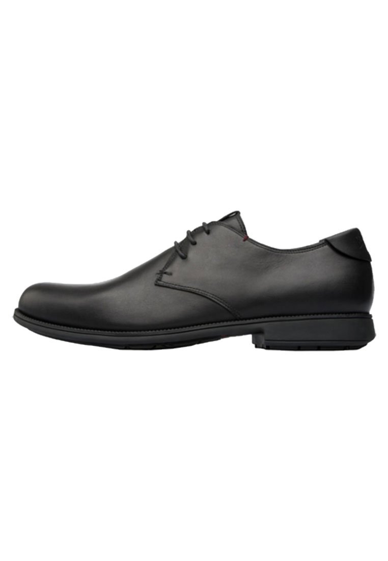 Pantofii eleganți, din piele neagră, au vârful rotunjit, sistem de închidere cu șireturi, textură netedă și o talpă robustă din cauciuc. Detalii de cusătură minime.