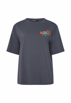 T-shirt a maniche corte grigio scuro con ricamo di peperoncino rosso, pianta di pomodoro, baccello di piselli e testo "Locally Grown Goodness" sul petto sinistro.