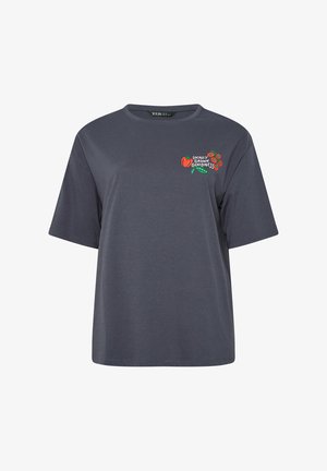 T-shirt a maniche corte grigio scuro con ricamo di peperoncino rosso, pianta di pomodoro, baccello di piselli e testo "Locally Grown Goodness" sul petto sinistro.