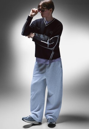 Bershka Svetrík - black