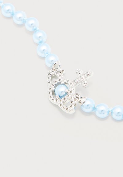 Βραχιόλι με φως γαλάζιες πέρλες και ασημένιο μενταγιόν σε σχήμα Κρόνου με σταυρό και κεντρική γαλάζια πέρλα.