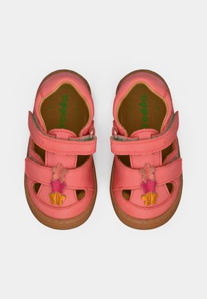 Ροζ δερμάτινα παιδικά σανδάλια με δύο ρυθμιζόμενους ιμάντες, ανοικτό μπροστινό μέρος, διακοσμητικά λουλούδια σε πορτοκαλί και ροζ χρώμα και ταμπά λαστιχένια σόλα.