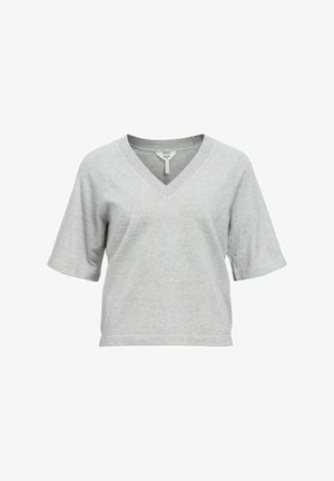 Tricou gri cu guler în V, cu mâneci scurte, realizat dintr-un material moale. Prezintă o croială lejeră și detalii de coasere de-a lungul gulerului și a tivului.