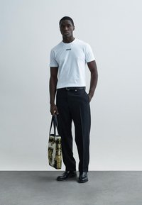 Versace WRITING EMBROIDERY - T-shirts - optical white