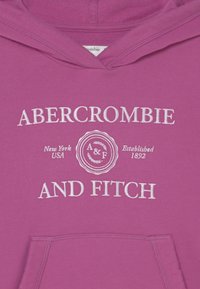 Paarse sweatshirt met een capuchon, met witte geborduurde tekst: "ABERCROMBIE AND FITCH" en een rond logo. Zachte textuur, voorkeurszak.