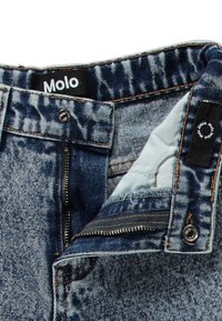 Jeans med en blå, blekt finish, med dragkedja, metallknäppning och en etikett märkt "Molo" insydd i midjebandet.