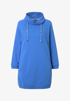 Blå sweatshirt-kjole med høj cowl-neck, som har to træaccenter på snoretrækkene, sidelommer og lange ærmer med ribbede manchetter.