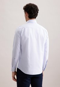 Camicia da uomo azzurro chiaro a maniche lunghe con sottili righe verticali, colletto alla francese e polsini con dettagli a bottone. Tessuto dalla consistenza liscia.