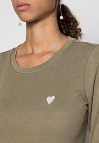 Kaffe MARI LIDDY - Camisola de manga comprida - mermaid green/chalk heart