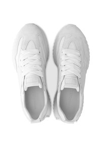 Bílé tenisky s kombinací hladkého a strukturovaného materiálu, s šněrováním, zaoblenou špičkou a silnou gumovou podrážkou.